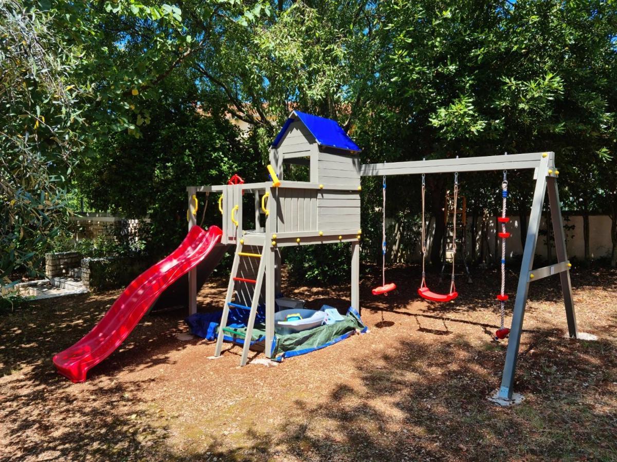 Villa Rosa With Yard And Children'S Playground Tar-Vabriga Exterior photo