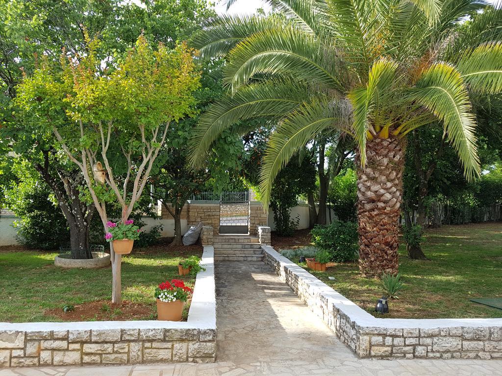 Villa Rosa With Yard And Children'S Playground Tar-Vabriga Exterior photo