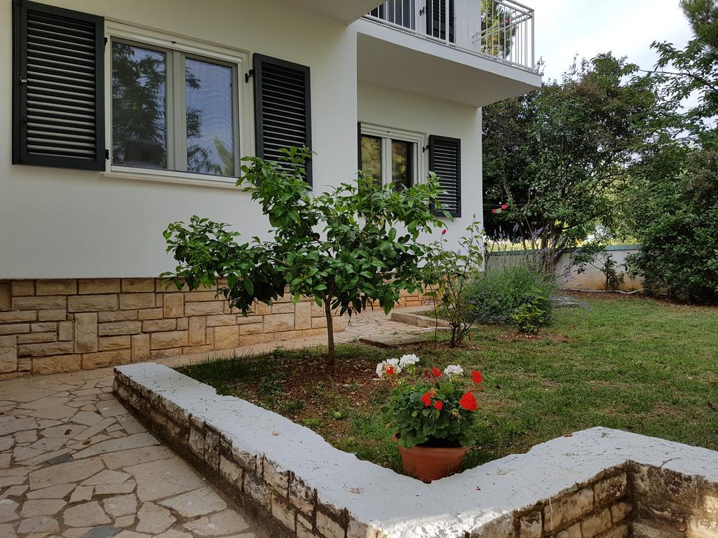 Villa Rosa With Yard And Children'S Playground Tar-Vabriga Exterior photo